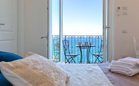Terrazza & Romantica Sospese Sul Mare Del Borgo Antico --- Terrace & Romantic Over The Sea Of The Ancient Village
